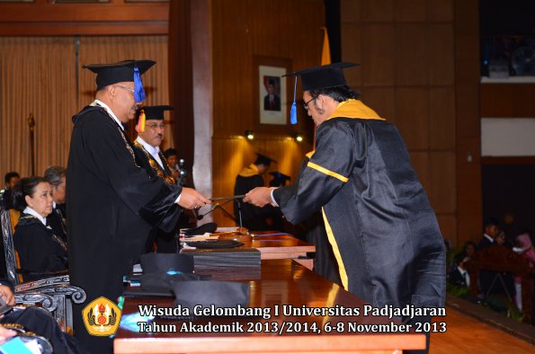 wisuda-unpad-gel-i-ta-2013_2014-fakultas-isip-oleh-dekan-087