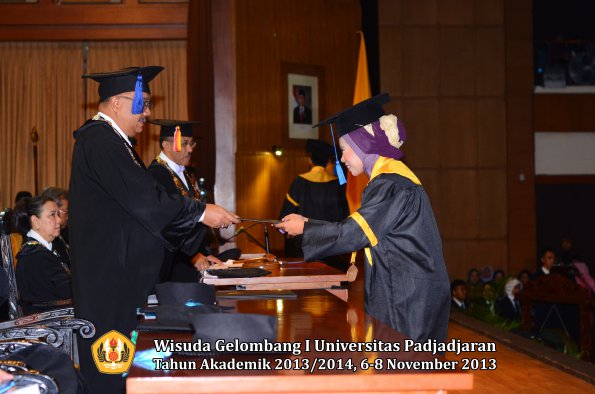 wisuda-unpad-gel-i-ta-2013_2014-fakultas-isip-oleh-dekan-148