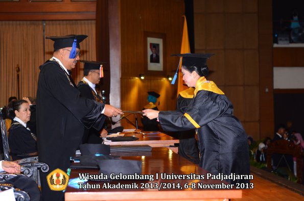 wisuda-unpad-gel-i-ta-2013_2014-fakultas-isip-oleh-dekan-193