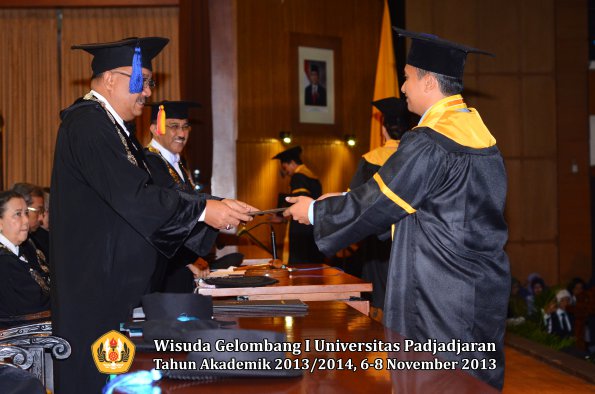 wisuda-unpad-gel-i-ta-2013_2014-fakultas-isip-oleh-dekan-196