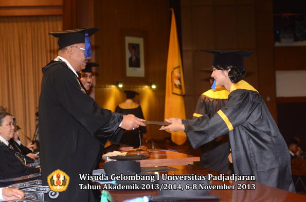 wisuda-unpad-gel-i-ta-2013_2014-fakultas-isip-oleh-dekan-198