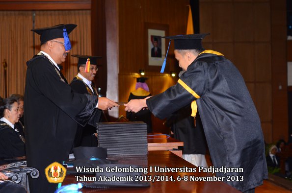 wisuda-unpad-gel-i-ta-2013_2014-fakultas-isip-oleh-dekan-204