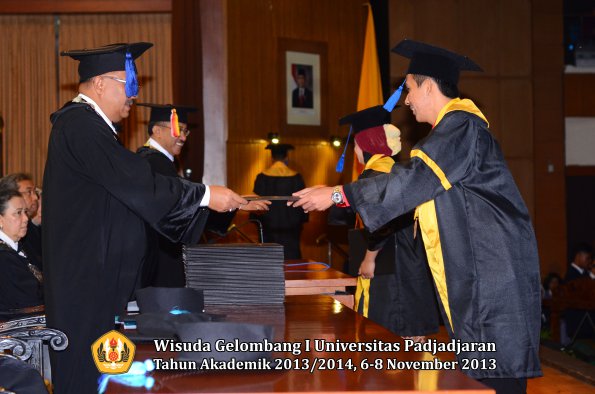 wisuda-unpad-gel-i-ta-2013_2014-fakultas-isip-oleh-dekan-208