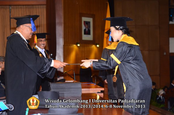 wisuda-unpad-gel-i-ta-2013_2014-fakultas-isip-oleh-dekan-220