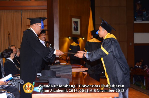 wisuda-unpad-gel-i-ta-2013_2014-fakultas-isip-oleh-dekan-222