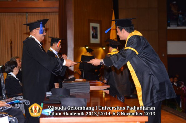 wisuda-unpad-gel-i-ta-2013_2014-fakultas-isip-oleh-dekan-223