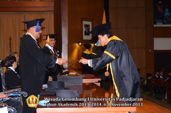 wisuda-unpad-gel-i-ta-2013_2014-fakultas-isip-oleh-dekan-224