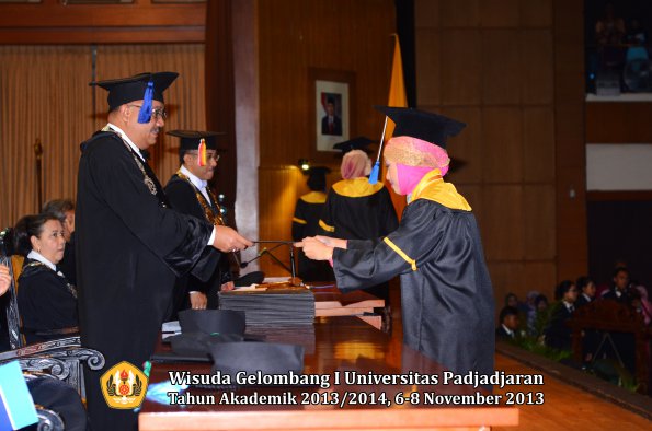 wisuda-unpad-gel-i-ta-2013_2014-fakultas-isip-oleh-dekan-227