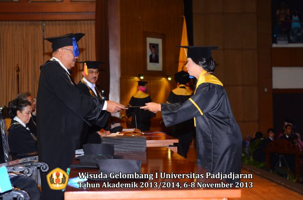 wisuda-unpad-gel-i-ta-2013_2014-fakultas-isip-oleh-dekan-229