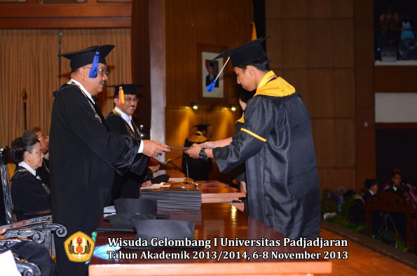 wisuda-unpad-gel-i-ta-2013_2014-fakultas-isip-oleh-dekan-230