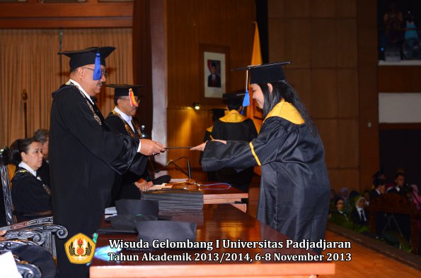 wisuda-unpad-gel-i-ta-2013_2014-fakultas-isip-oleh-dekan-231