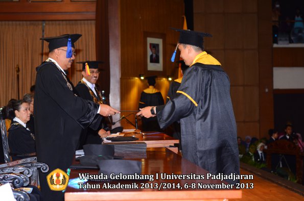 wisuda-unpad-gel-i-ta-2013_2014-fakultas-isip-oleh-dekan-238