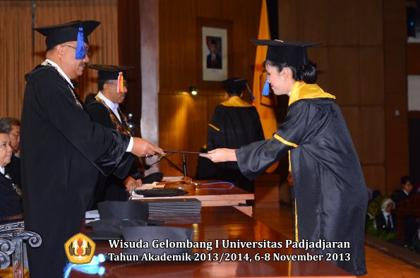 wisuda-unpad-gel-i-ta-2013_2014-fakultas-isip-oleh-dekan-239