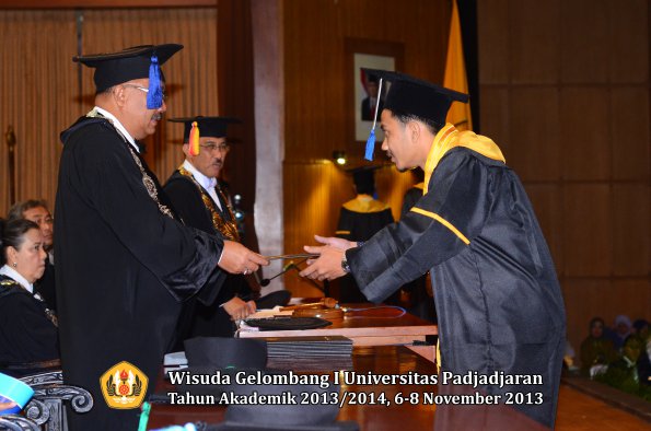 wisuda-unpad-gel-i-ta-2013_2014-fakultas-isip-oleh-dekan-241