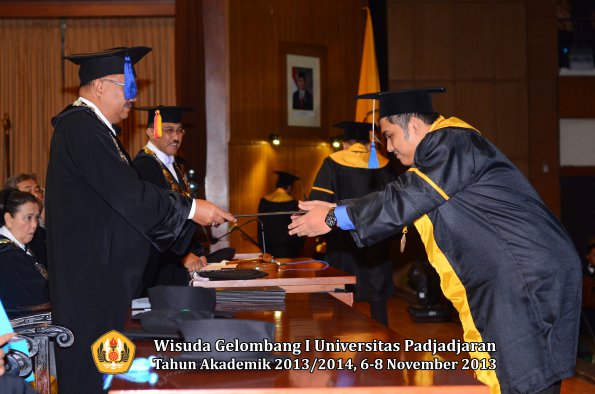 wisuda-unpad-gel-i-ta-2013_2014-fakultas-isip-oleh-dekan-242