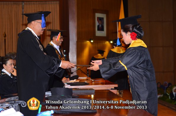 wisuda-unpad-gel-i-ta-2013_2014-fakultas-isip-oleh-dekan-244