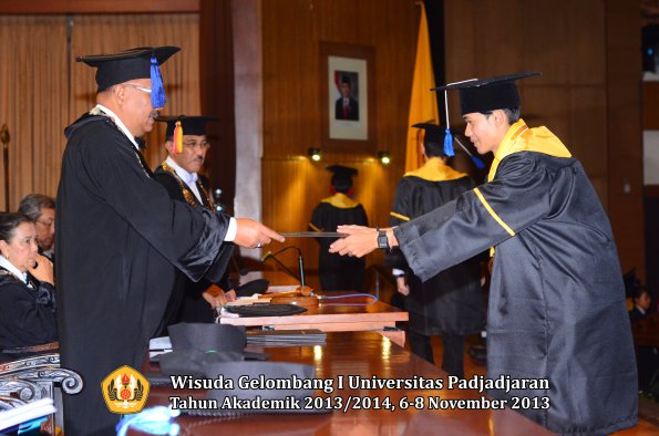 wisuda-unpad-gel-i-ta-2013_2014-fakultas-isip-oleh-dekan-246