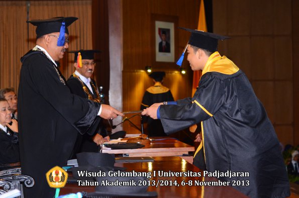 wisuda-unpad-gel-i-ta-2013_2014-fakultas-isip-oleh-dekan-248