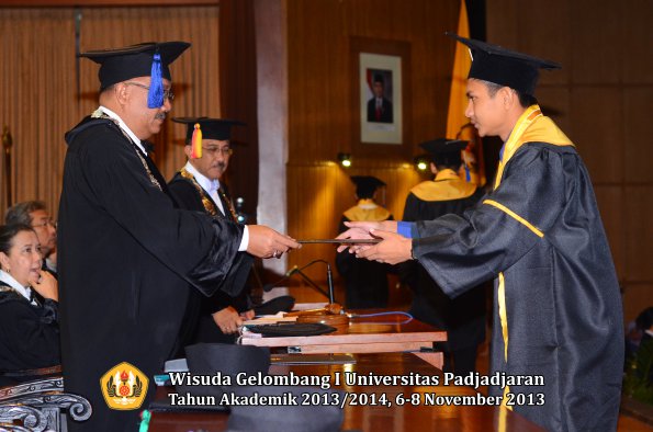 wisuda-unpad-gel-i-ta-2013_2014-fakultas-isip-oleh-dekan-249