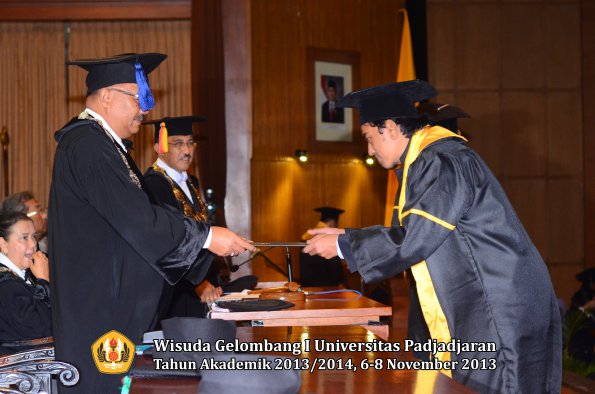 wisuda-unpad-gel-i-ta-2013_2014-fakultas-isip-oleh-dekan-250