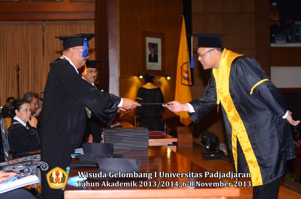 wisuda-unpad-gel-i-ta-2013_2014-fakultas-isip-oleh-dekan-251