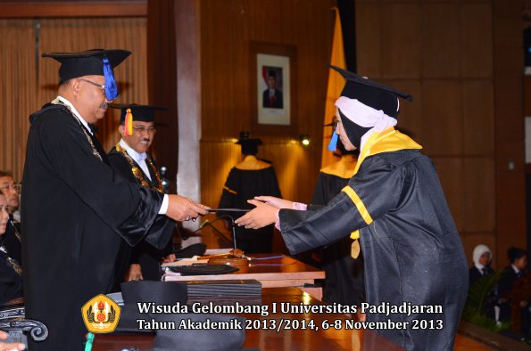 wisuda-unpad-gel-i-ta-2013_2014-fakultas-isip-oleh-dekan-276