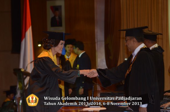 wisuda-unpad-gel-i-ta-2013_2014-fakultas-isip-oleh-rektor-040