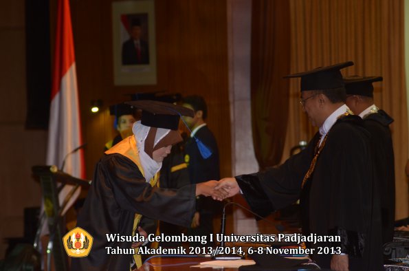 wisuda-unpad-gel-i-ta-2013_2014-fakultas-isip-oleh-rektor-051