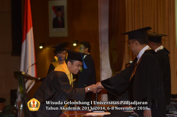 wisuda-unpad-gel-i-ta-2013_2014-fakultas-isip-oleh-rektor-057