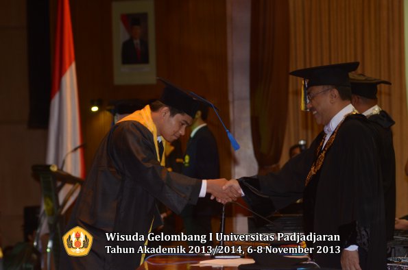 wisuda-unpad-gel-i-ta-2013_2014-fakultas-isip-oleh-rektor-081