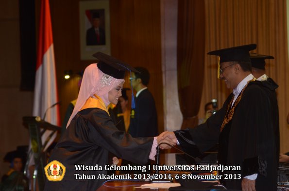 wisuda-unpad-gel-i-ta-2013_2014-fakultas-isip-oleh-rektor-082