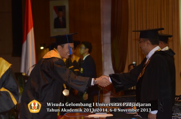 wisuda-unpad-gel-i-ta-2013_2014-fakultas-isip-oleh-rektor-086