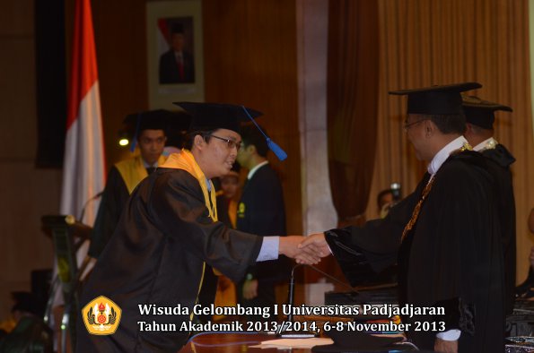 wisuda-unpad-gel-i-ta-2013_2014-fakultas-isip-oleh-rektor-089