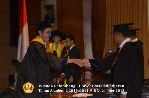 wisuda-unpad-gel-i-ta-2013_2014-fakultas-isip-oleh-rektor-090