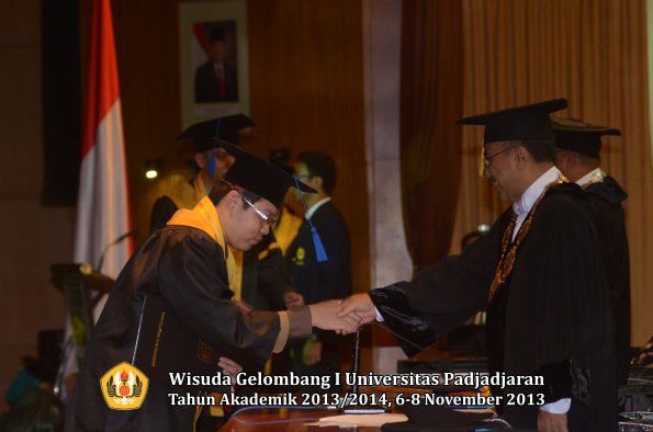 wisuda-unpad-gel-i-ta-2013_2014-fakultas-isip-oleh-rektor-092