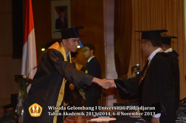 wisuda-unpad-gel-i-ta-2013_2014-fakultas-isip-oleh-rektor-093