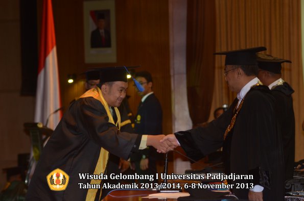 wisuda-unpad-gel-i-ta-2013_2014-fakultas-isip-oleh-rektor-096