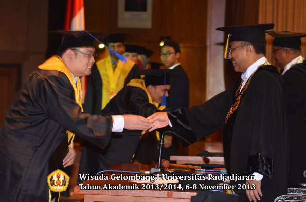 wisuda-unpad-gel-i-ta-2013_2014-fakultas-isip-oleh-rektor-097