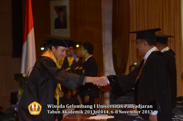 wisuda-unpad-gel-i-ta-2013_2014-fakultas-isip-oleh-rektor-112