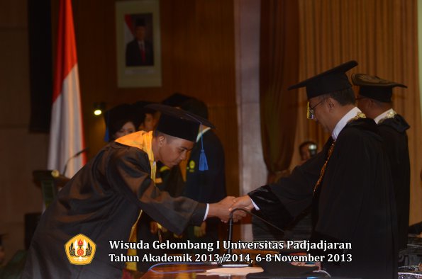 wisuda-unpad-gel-i-ta-2013_2014-fakultas-isip-oleh-rektor-153