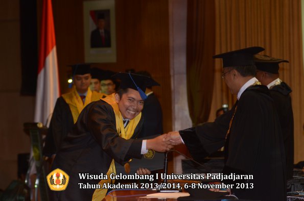 wisuda-unpad-gel-i-ta-2013_2014-fakultas-isip-oleh-rektor-179