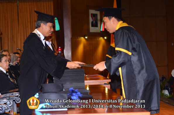 wisuda-unpad-gel-i-ta-2013_2014-fakultas-tip-oleh-dekan-002