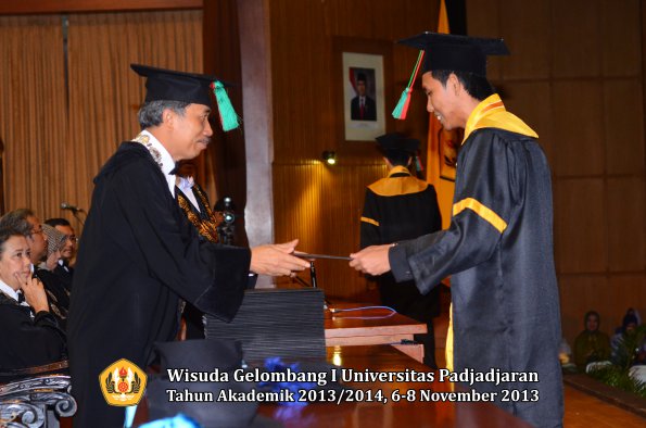 wisuda-unpad-gel-i-ta-2013_2014-fakultas-tip-oleh-dekan-005