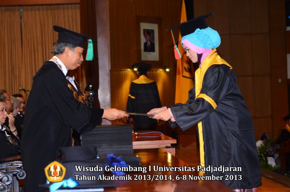 wisuda-unpad-gel-i-ta-2013_2014-fakultas-tip-oleh-dekan-006