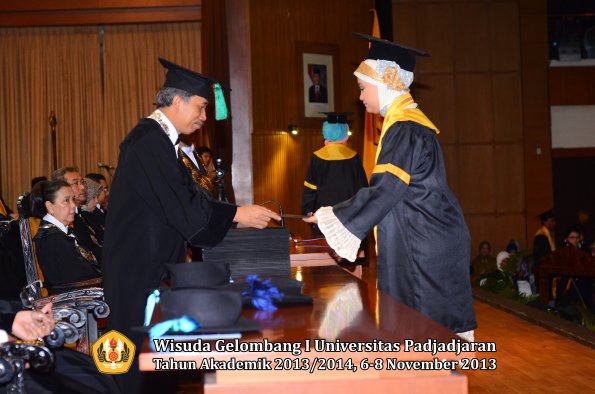 wisuda-unpad-gel-i-ta-2013_2014-fakultas-tip-oleh-dekan-007