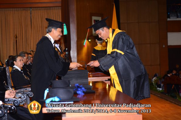 wisuda-unpad-gel-i-ta-2013_2014-fakultas-tip-oleh-dekan-008