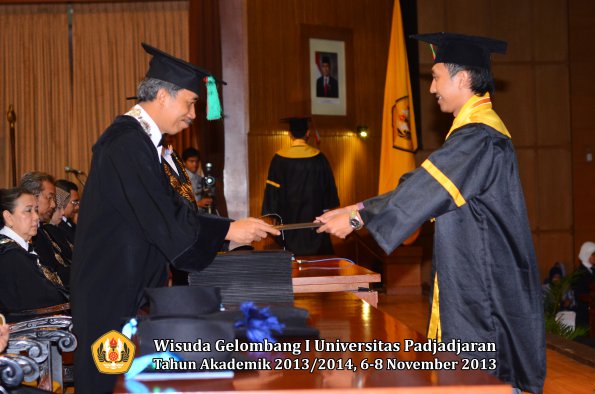 wisuda-unpad-gel-i-ta-2013_2014-fakultas-tip-oleh-dekan-011