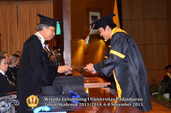 wisuda-unpad-gel-i-ta-2013_2014-fakultas-tip-oleh-dekan-012