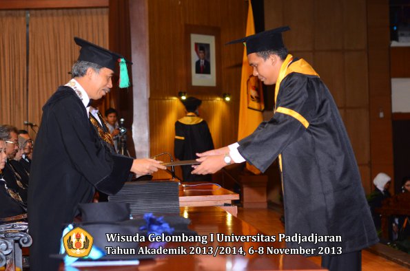 wisuda-unpad-gel-i-ta-2013_2014-fakultas-tip-oleh-dekan-014