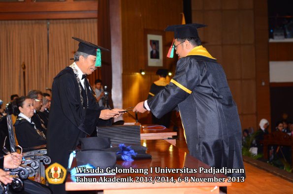 wisuda-unpad-gel-i-ta-2013_2014-fakultas-tip-oleh-dekan-016